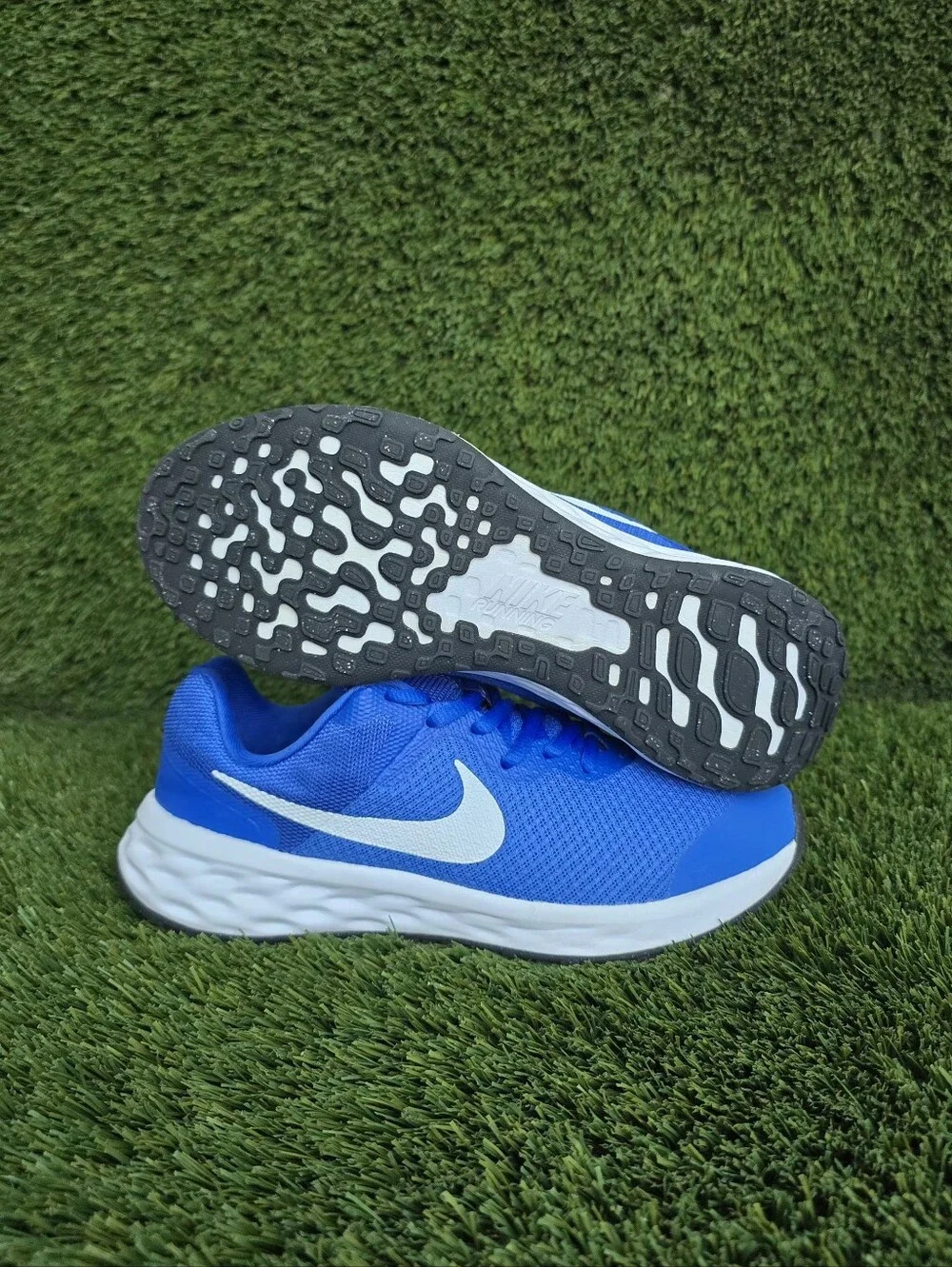 Nike Revolution 6 Sneakers